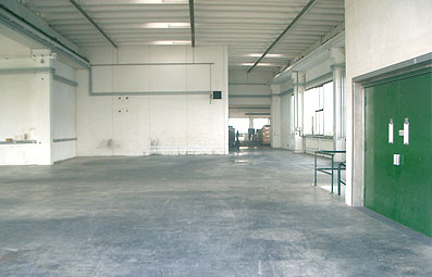 Robuste Produktionshalle mit Lastenaufzug Helle Produktionshalle und Lastenaufzug